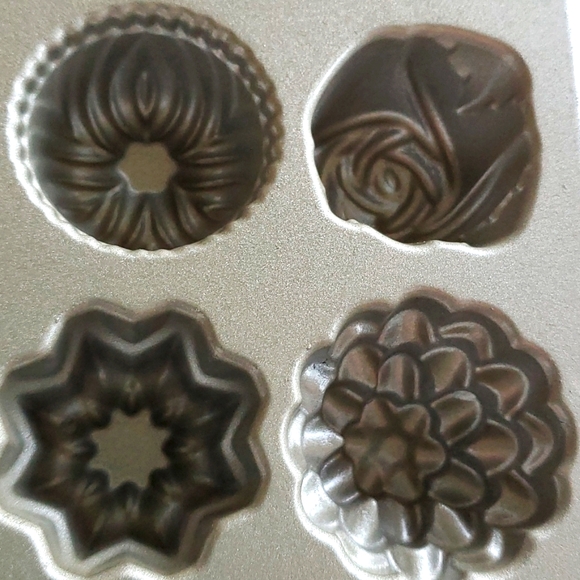 Nordic Ware Platinum Collection 30 Bundt Tea Cake - Candy Mold New Made in USA - Picture 4 of 11